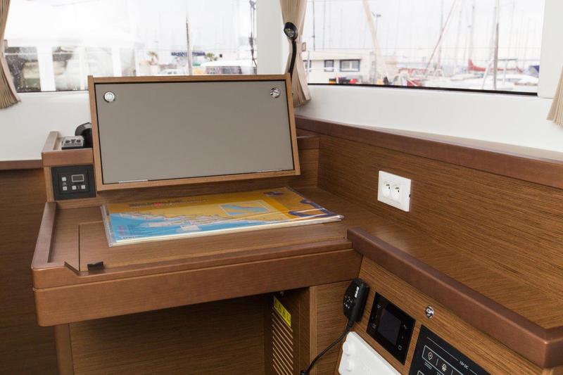 Book yachts online - catamaran - Lagoon 40 - MARINERO - rent