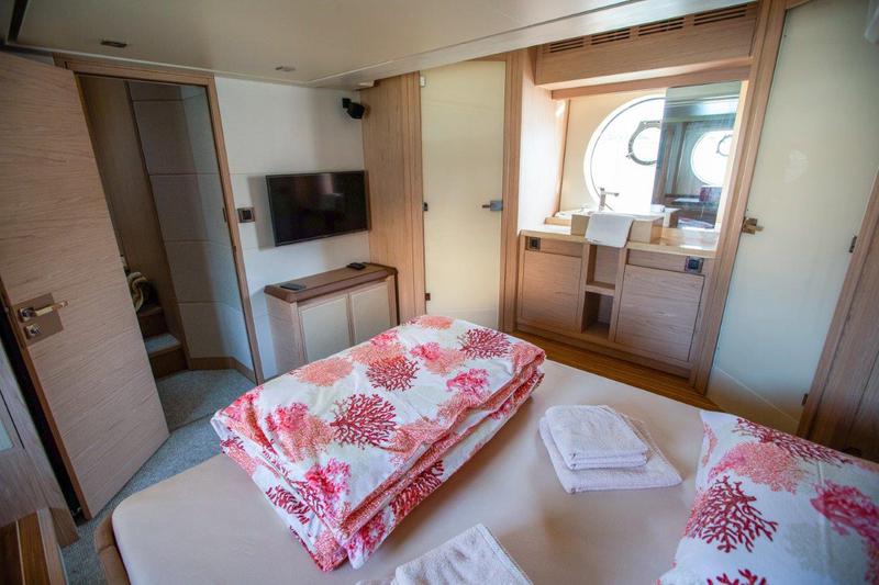 Book yachts online - motorboat - Monte Carlo 6 - ALVONA - rent