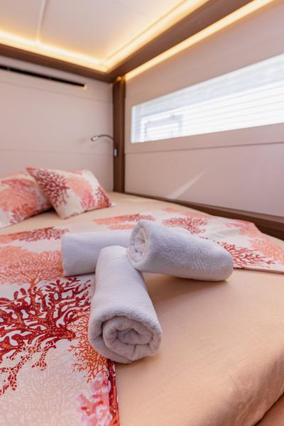 Book yachts online - catamaran - Lagoon 46 - HANGOVER - rent