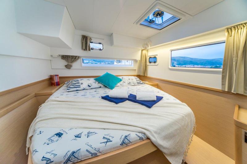 Book yachts online - catamaran - Lagoon 42 - LEGGIERO - rent