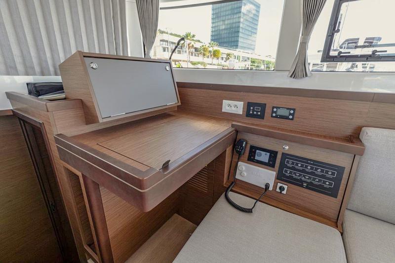 Book yachts online - catamaran - Lagoon 40 - SAILOR MOON - rent