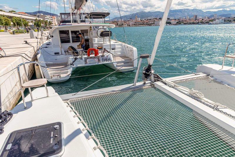 Book yachts online - catamaran - Lagoon 40 - SAILOR MOON - rent