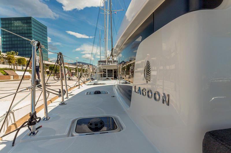Book yachts online - catamaran - Lagoon 40 - SAILOR MOON - rent