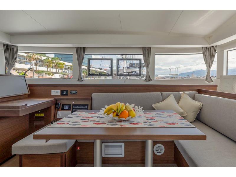 Book yachts online - catamaran - Lagoon 40 - SAILOR MOON - rent
