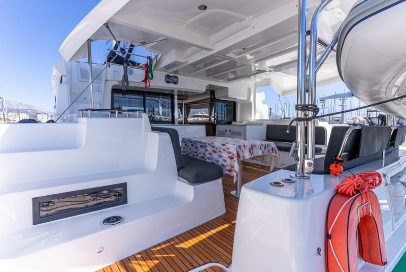 Book yachts online - catamaran - Lagoon 46 - QUEEN NIKA - rent