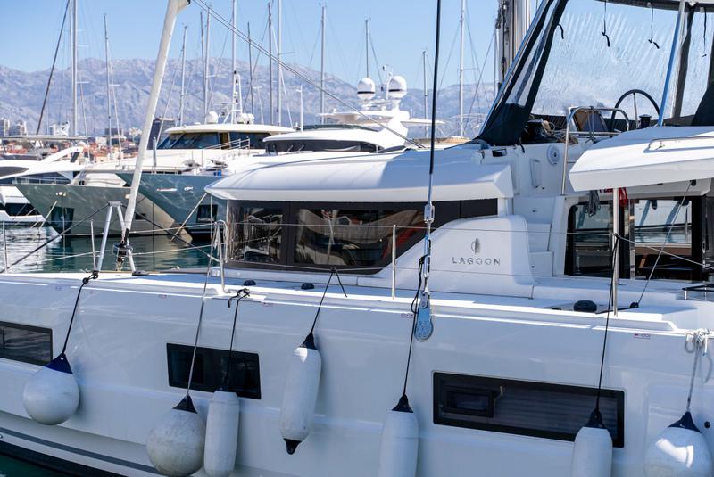 Book yachts online - catamaran - Lagoon 46 - QUEEN NIKA - rent
