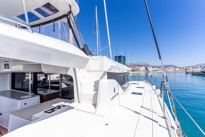 Book yachts online - catamaran - Lagoon 46 - QUEEN NIKA - rent