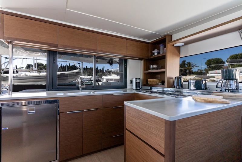 Book yachts online - catamaran - Lagoon 46 - QUEEN NIKA - rent