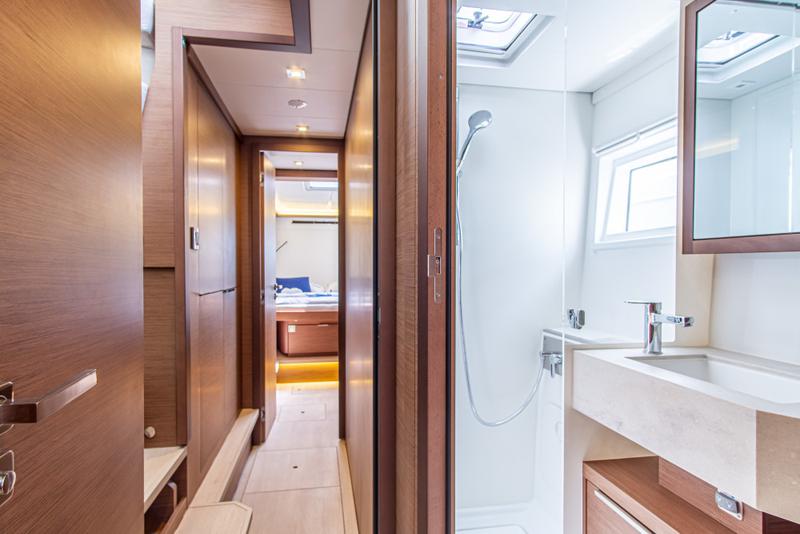 Book yachts online - catamaran - Lagoon 46 - QUEEN NIKA - rent