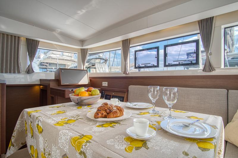 Book yachts online - catamaran - Lagoon 40 - LIQUID SPIRIT - rent