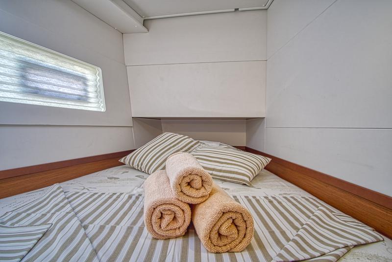 Book yachts online - catamaran - Lagoon 40 - LIQUID SPIRIT - rent