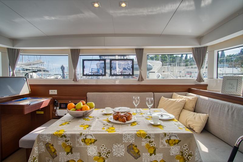 Book yachts online - catamaran - Lagoon 40 - LIQUID SPIRIT - rent