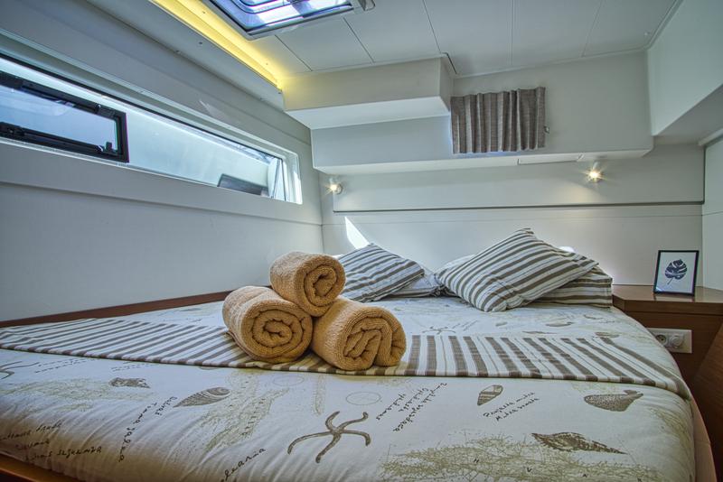 Book yachts online - catamaran - Lagoon 40 - LIQUID SPIRIT - rent