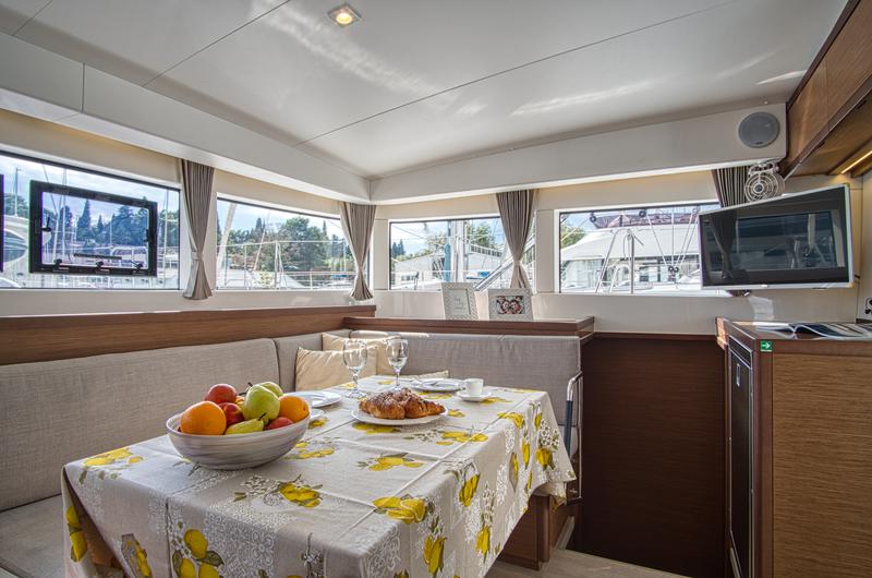 Book yachts online - catamaran - Lagoon 40 - LIQUID SPIRIT - rent
