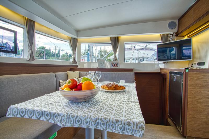 Book yachts online - catamaran - Lagoon 40 - LIQUID SPIRIT - rent
