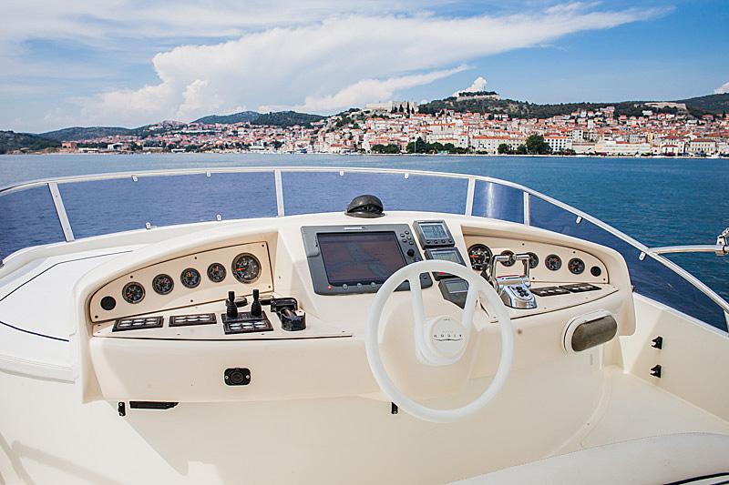 Book yachts online - motorboat - Aicon 56 S Fly - Senza Parole - rent