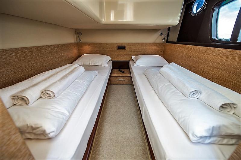 Book yachts online - motorboat - Azimut 47 Fly - Skyfall MY - rent
