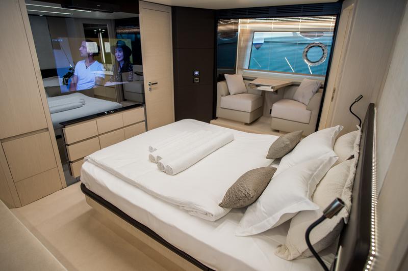 Book yachts online - motorboat - Azimut 72 Fly - Alyss - rent