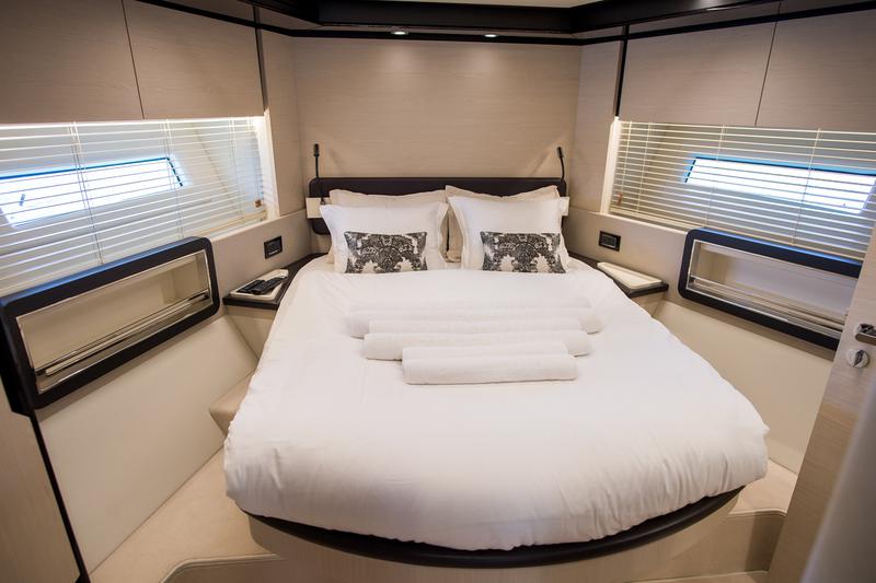 Book yachts online - motorboat - Azimut 72 Fly - Alyss - rent
