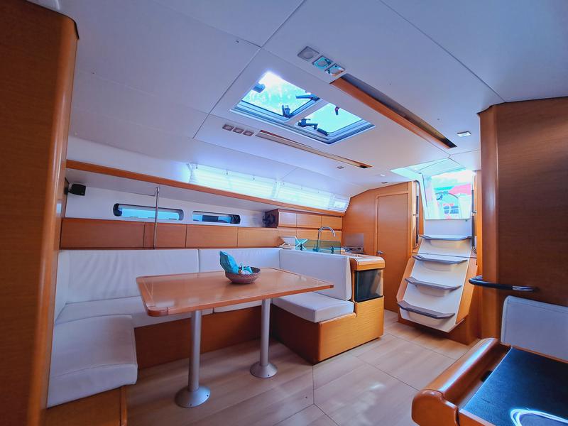 Book yachts online - sailboat - JEANNEAU SO 449 - MIENTRAS TANTO - rent