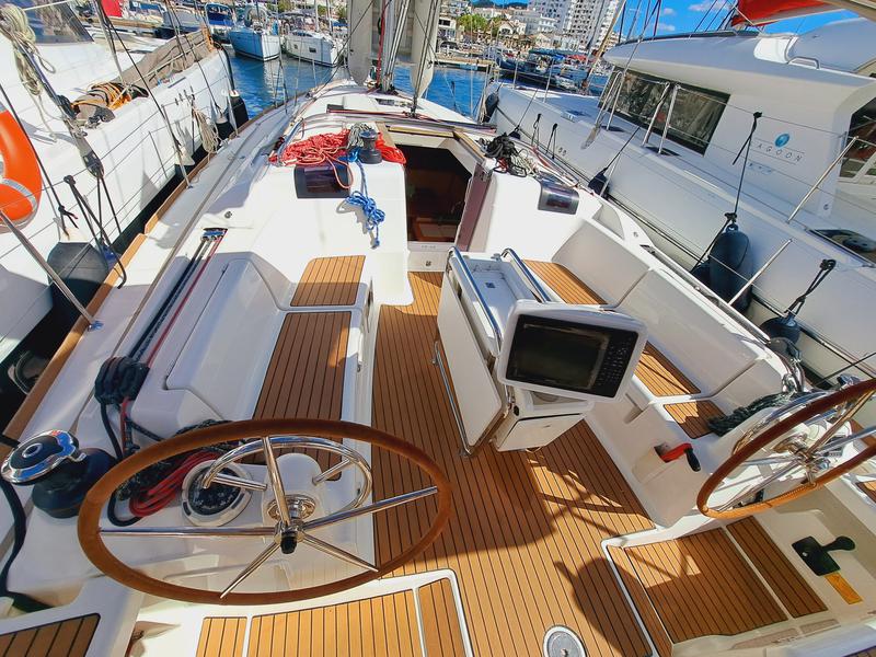 Book yachts online - sailboat - JEANNEAU SO 449 - MIENTRAS TANTO - rent