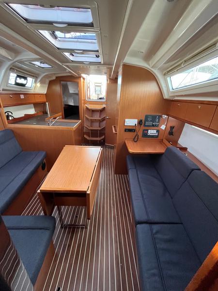 Book yachts online - sailboat - Bavaria Cruiser 37 - AMALIA - rent