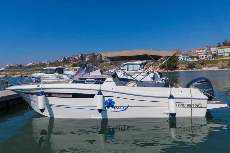 Book yachts online - motorboat - Pacific Craft 750 Sun Cruiser - no name - rent