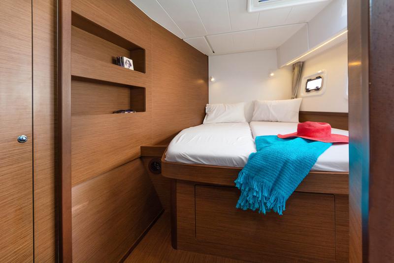 Book yachts online - catamaran - Lagoon 42 A/C &amp; GEN. - FANTASEA - rent