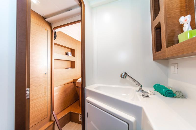 Book yachts online - catamaran - Lagoon 42 A/C &amp; GEN. - WHITE PEARL - rent