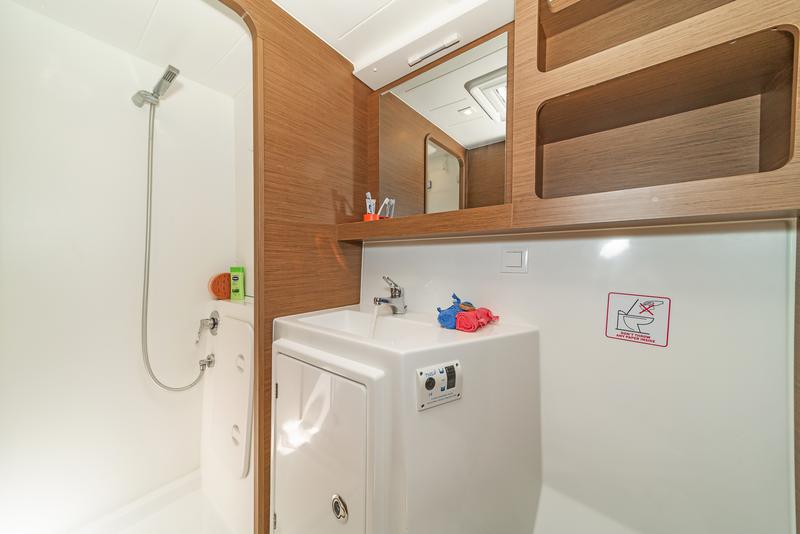 Book yachts online - catamaran - Lagoon 42 A/C &amp; GEN - PULSAR - rent