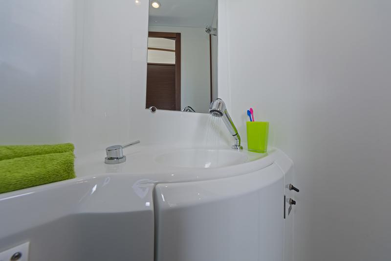 Book yachts online - catamaran - Lagoon 380 - ELEVEN - rent