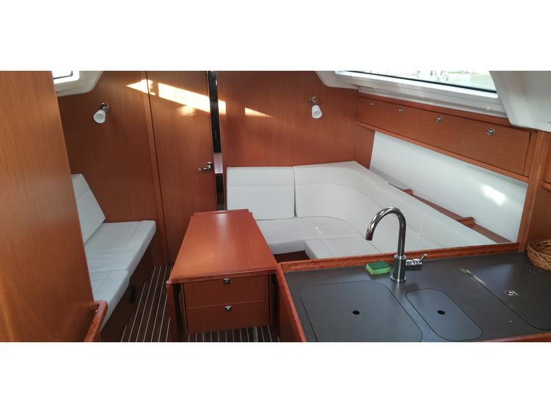 Book yachts online - sailboat - Bavaria Cruiser 37 - Lazy Days - rent