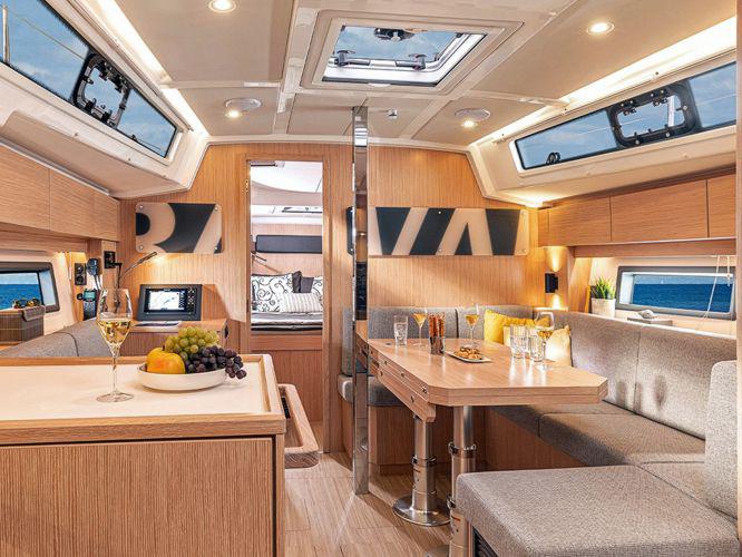 Book yachts online - sailboat - Bavaria C38 - ELEVEN - rent