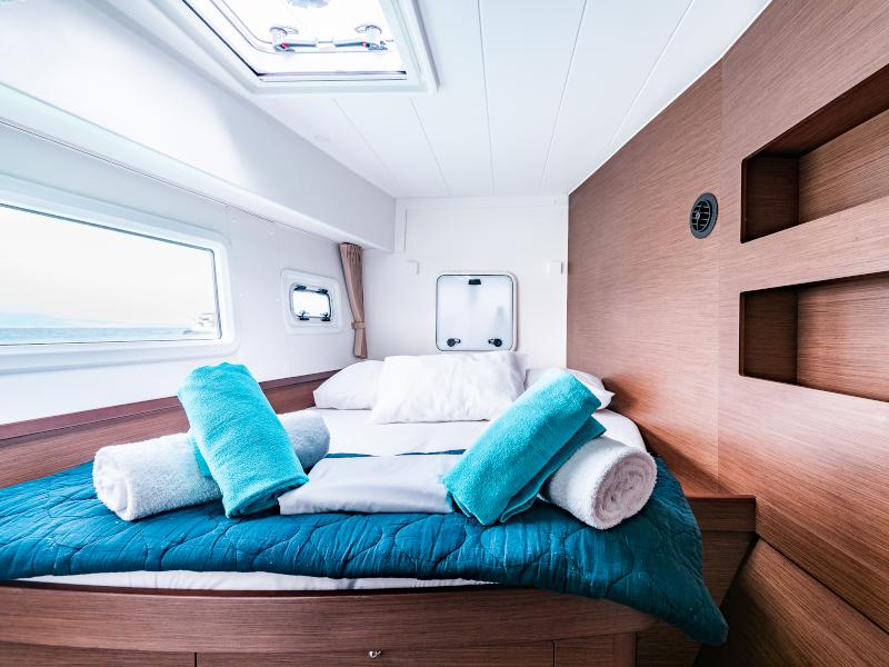 Book yachts online - catamaran - Lagoon 42 - Beauty L A/C-GEN-WATER MAKER-SOLAR-ELEC.WC - rent