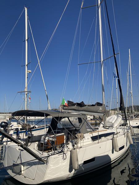 Book yachts online - sailboat - Dufour 390 Grand Large - Pixie - rent