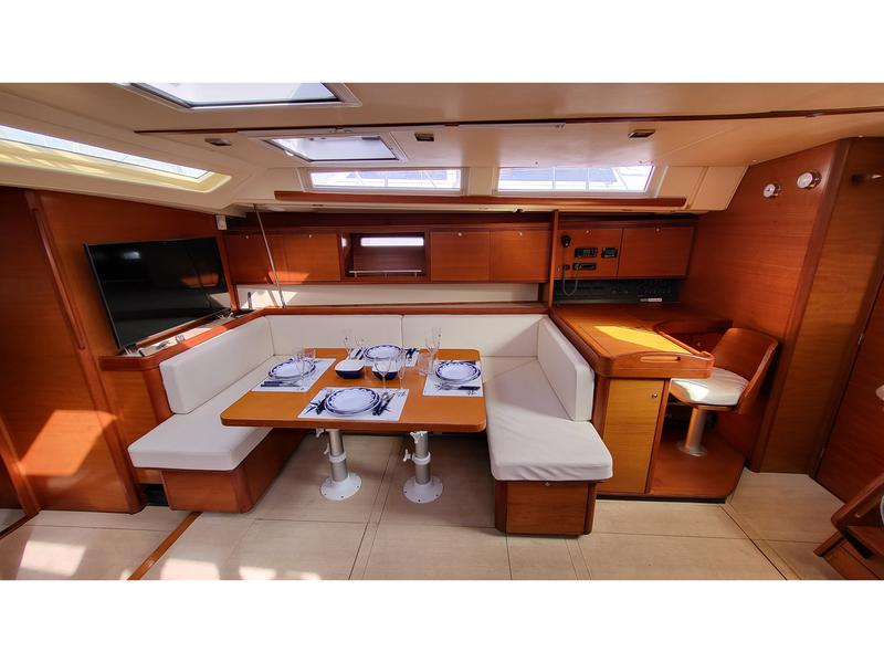 Book yachts online - sailboat - Dufour 525 Grand Large - Rainbow - rent