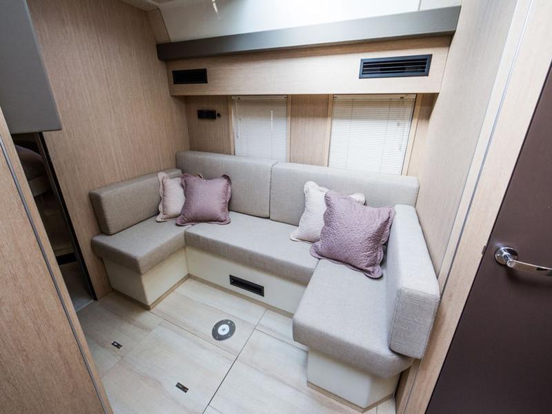 Book yachts online - motorboat - Cranchi M44 HT - Brown Sugar - rent