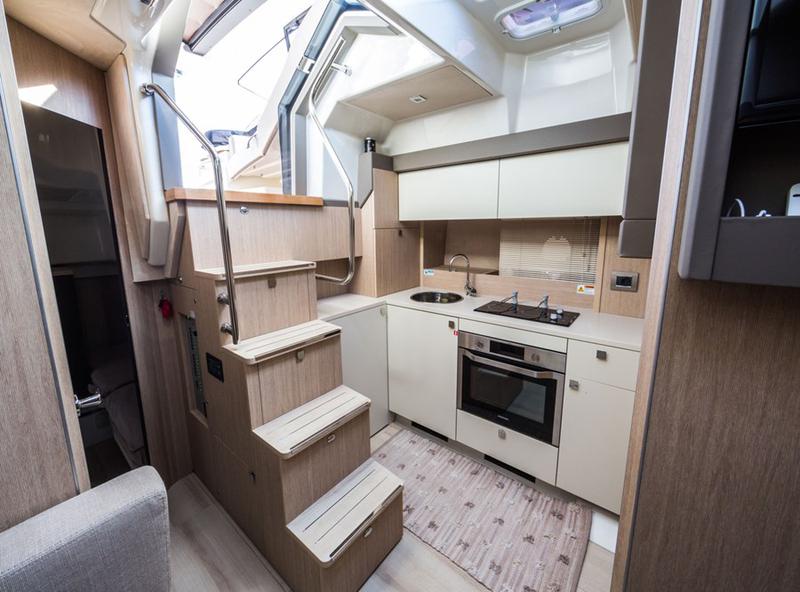 Book yachts online - motorboat - Cranchi M44 HT - Brown Sugar - rent