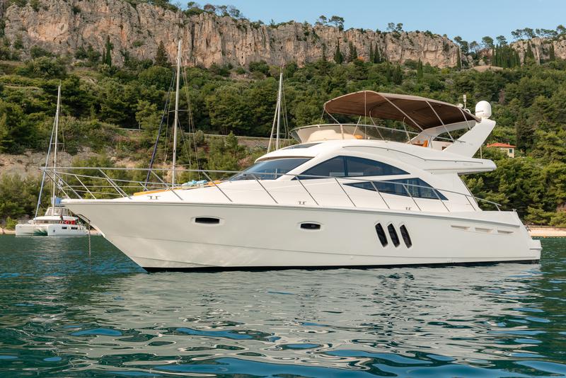 Book yachts online - motorboat - Sealine T 50 - Maja - rent