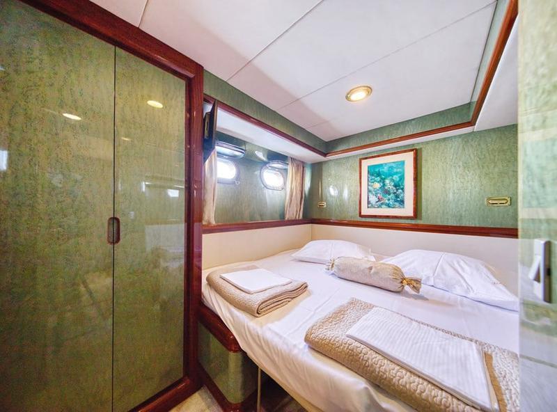 Book yachts online - motorboat - Motoryacht - Custom Blanka - rent