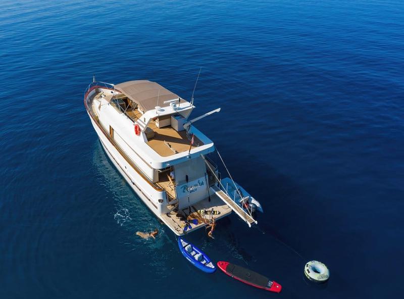 Book yachts online - motorboat - Motoryacht - Custom Blanka - rent