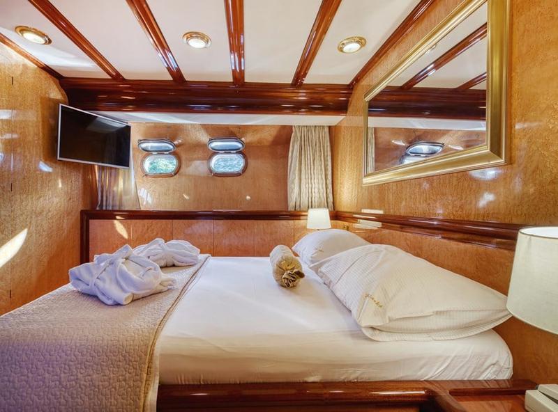 Book yachts online - motorboat - Motoryacht - Custom Blanka - rent