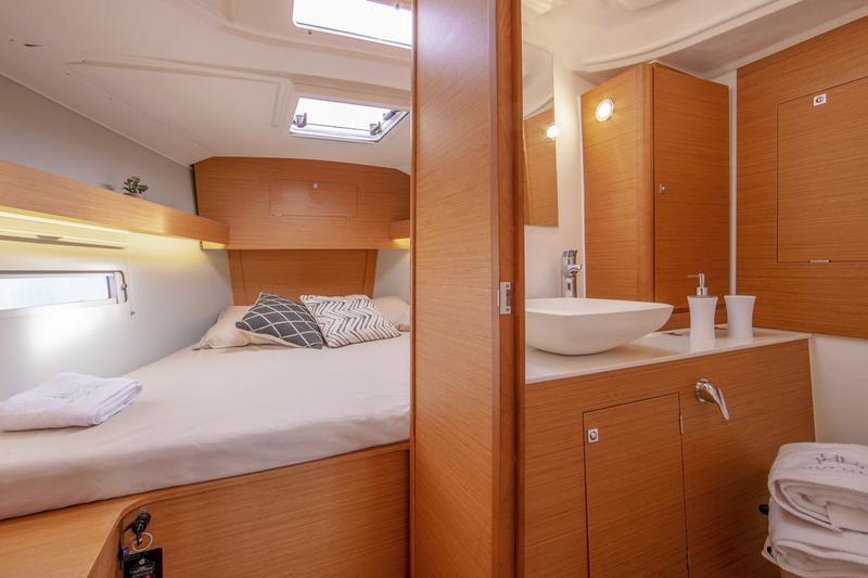 Book yachts online - sailboat - Dufour 390 - Theodora - rent