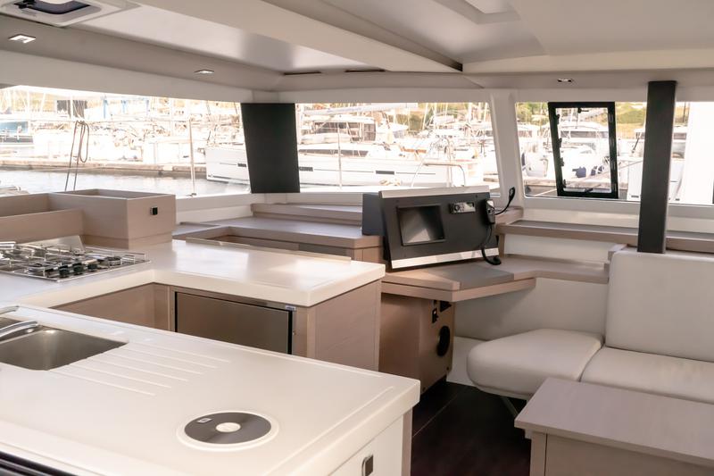 Book yachts online - catamaran - Astréa 42 - Ion - rent