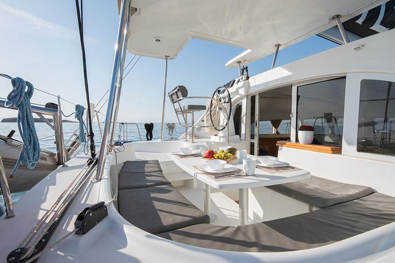 Book yachts online - catamaran - Lagoon 380 - Dino - rent
