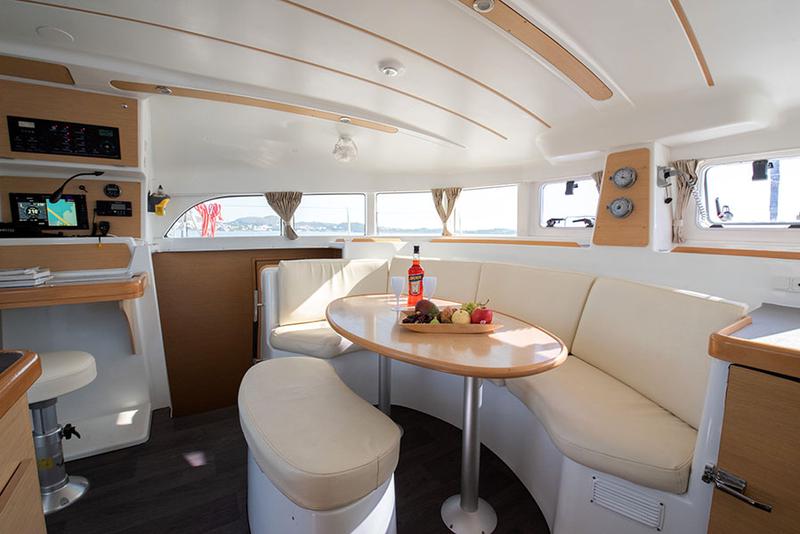 Book yachts online - catamaran - Lagoon 380 - Dino - rent