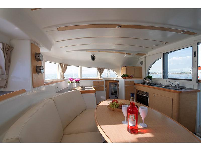 Book yachts online - catamaran - Lagoon 380 - Dino - rent