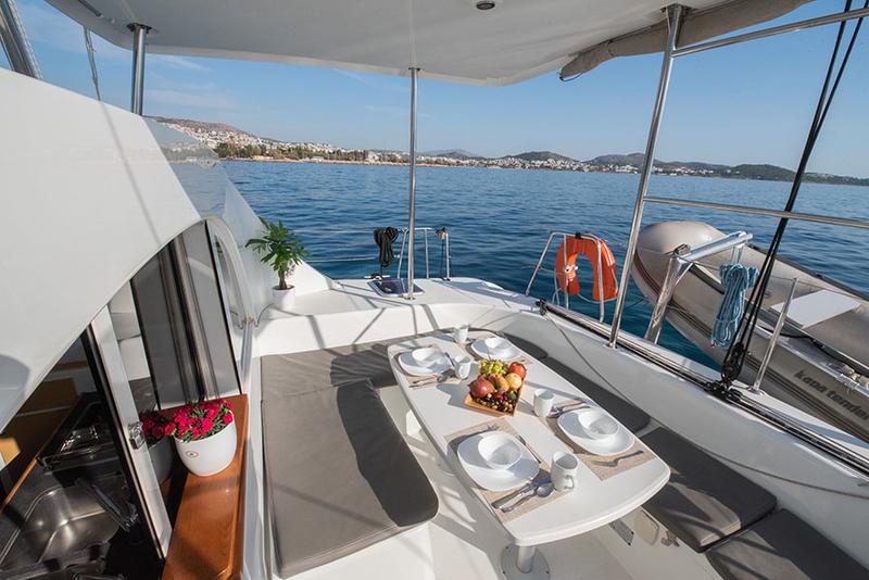 Book yachts online - catamaran - Lagoon 380 - Dino - rent