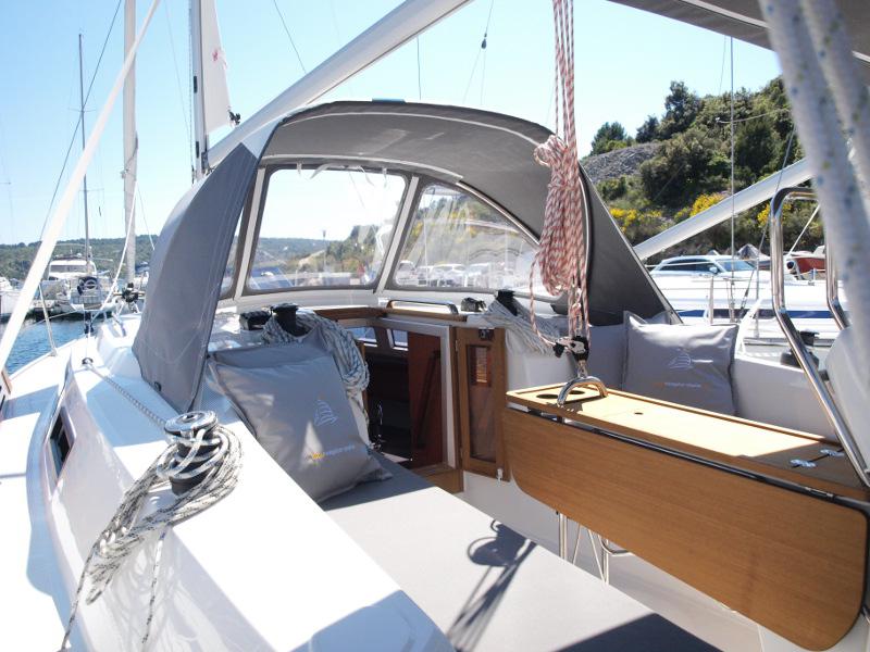 Book yachts online - sailboat - Bavaria Cruiser 33 - Sea Lion - rent