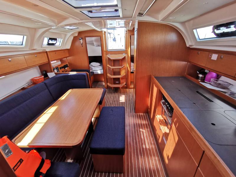 Book yachts online - sailboat - Bavaria Cruiser 41 - Sapphire - rent